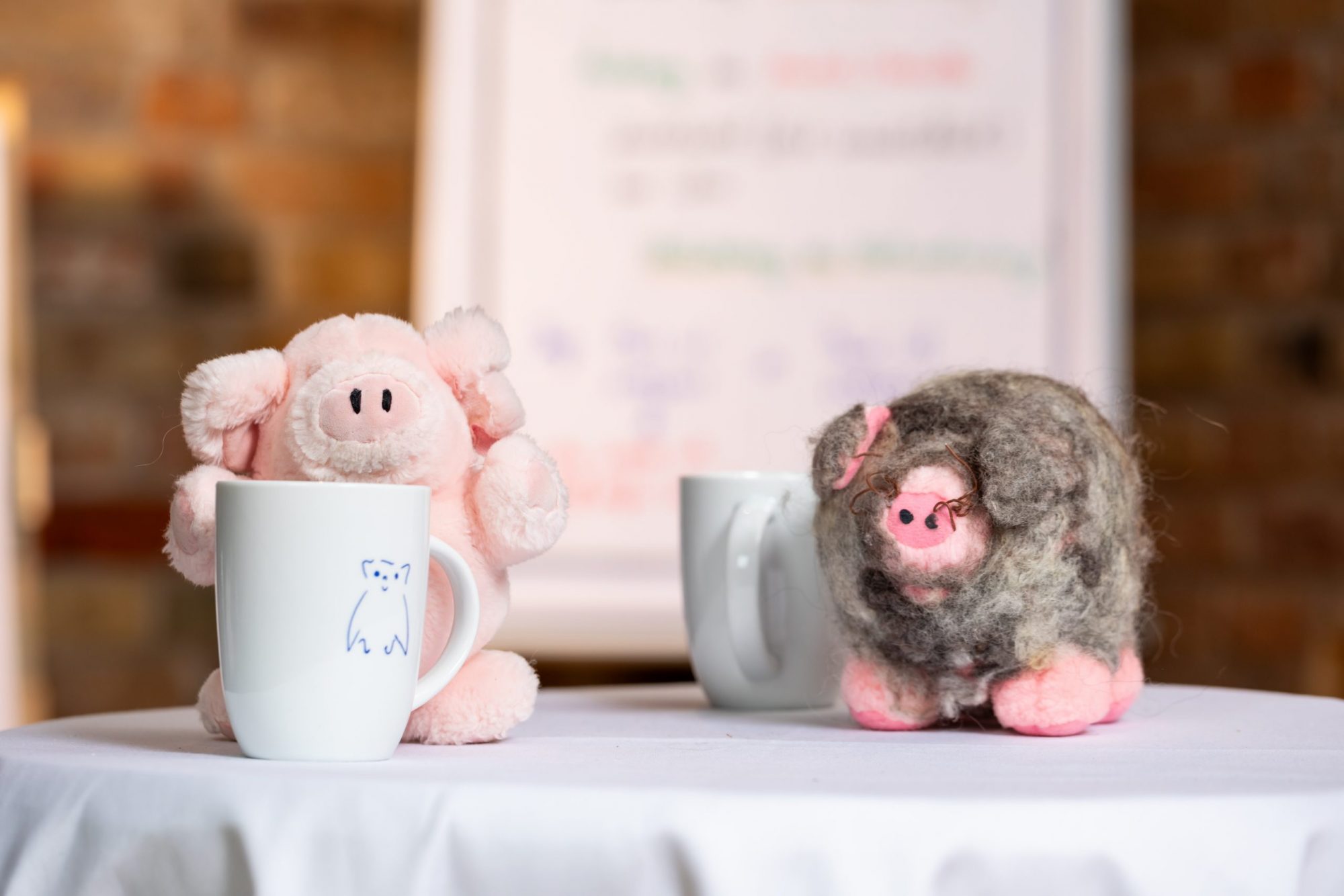 armes Schwein und böses Schwein auf dem Tisch
