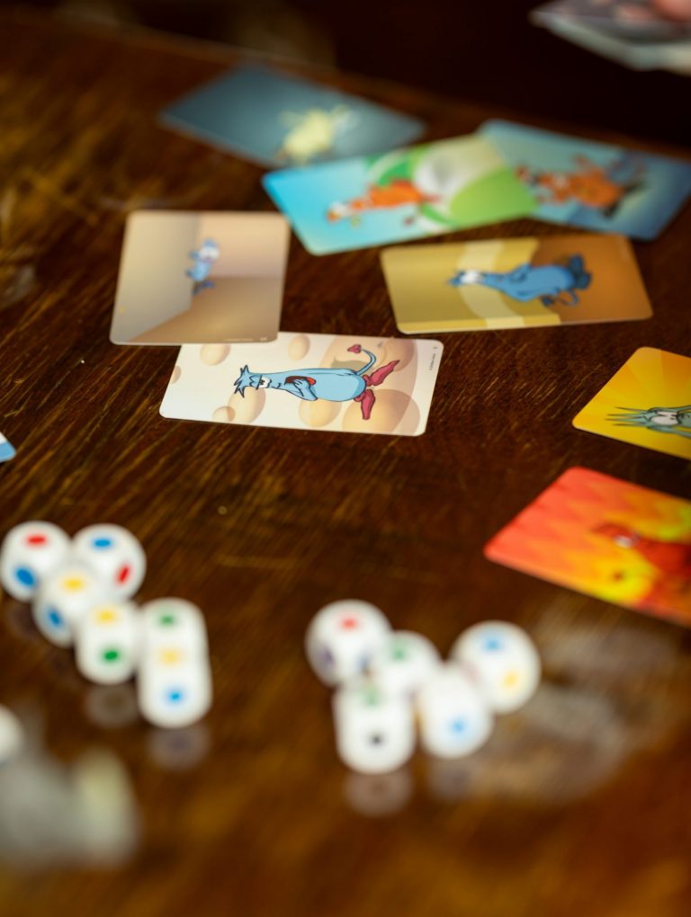 bunte Würfel und Gefühlsmonsterkarten