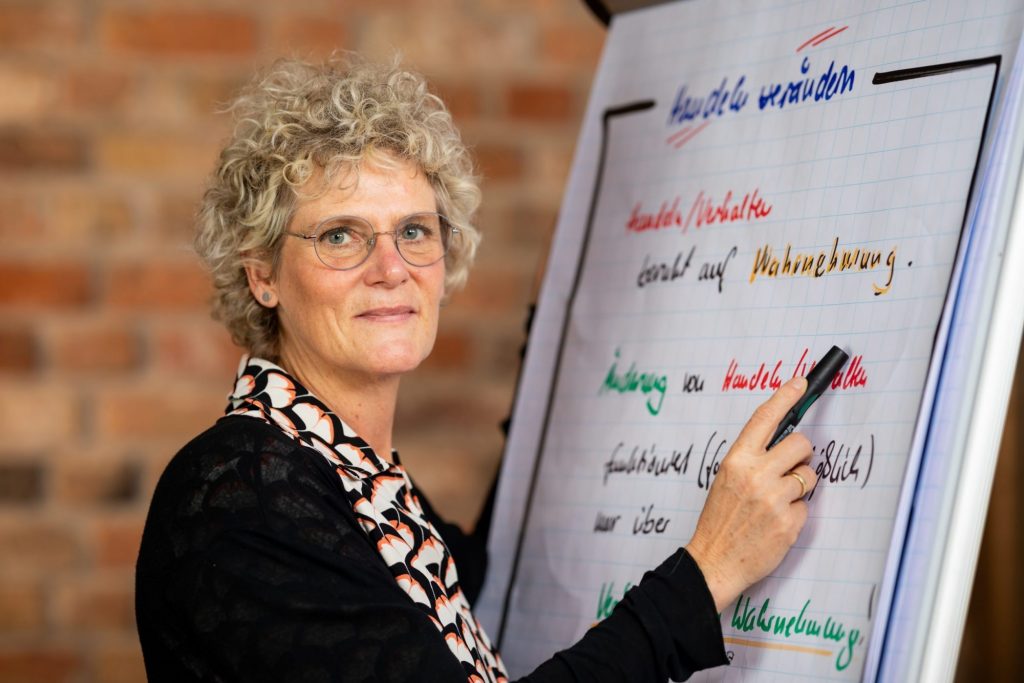 Dörte Holzke am Filpchart mit Blick in Kamera
