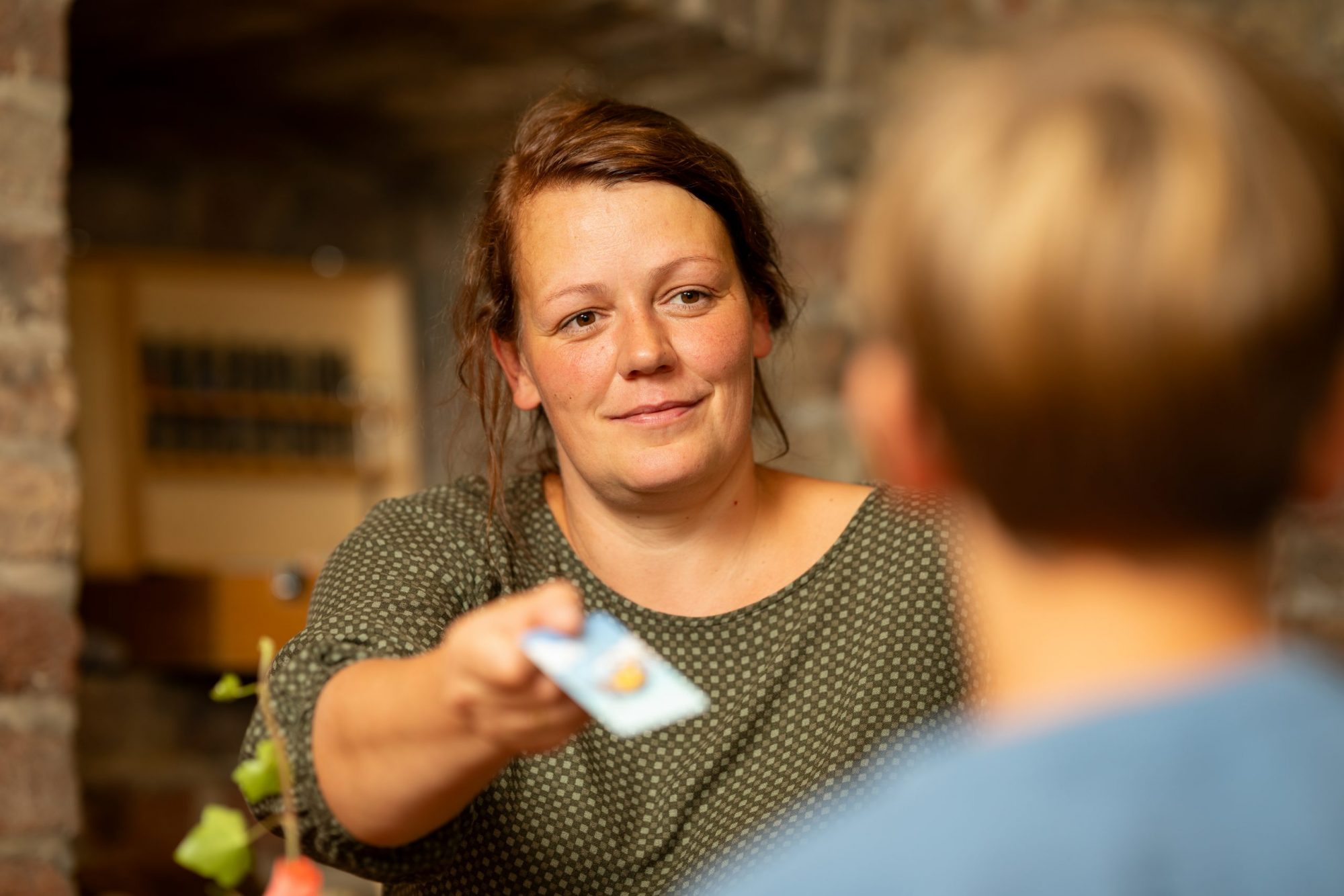 Franziska Straube mit Gefühlsmonster-Karte und Klient