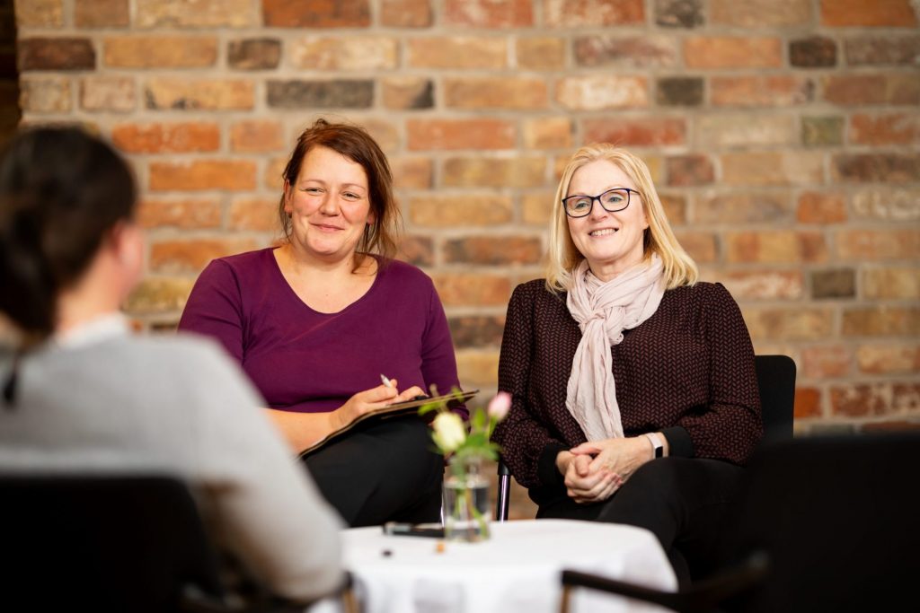 Franziska Straube und Änne Neumeyer in der Mediation