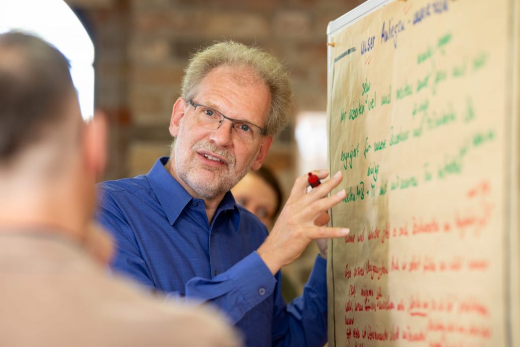 Henning Schwarzburg redend an der Moderationswand