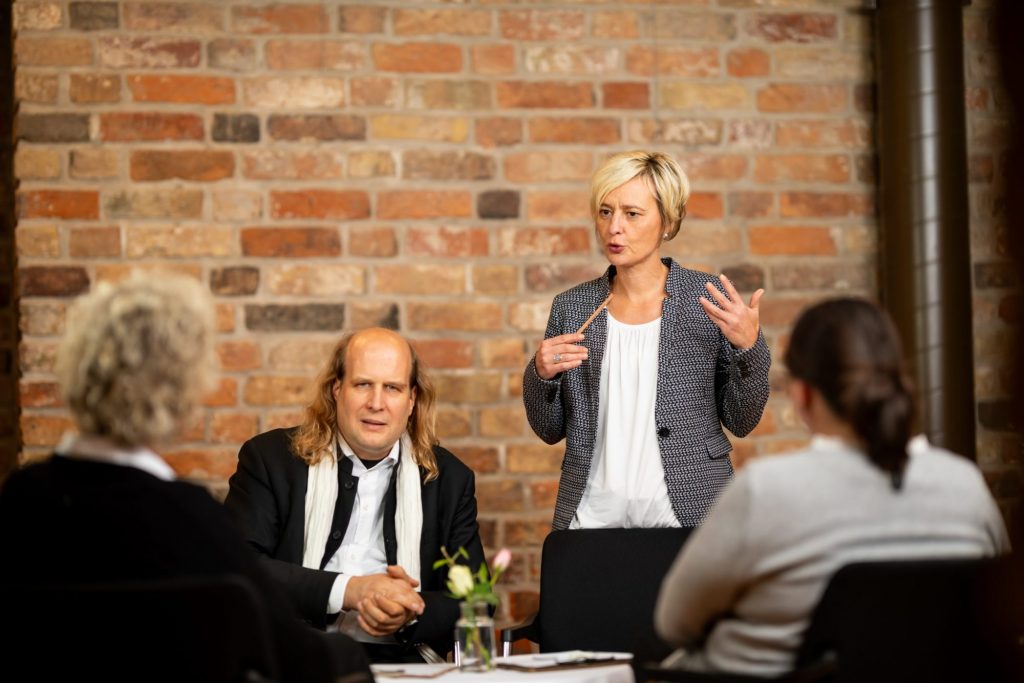 Roland Straube (sitzend) und Katja Dahlmann (stehend) in der Mediation