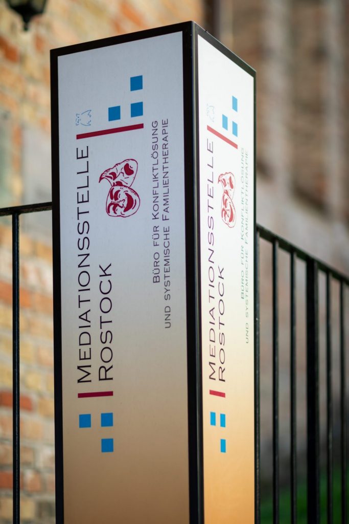 Säule mit Beschriftung Mediationsstelle vor Kuhtor