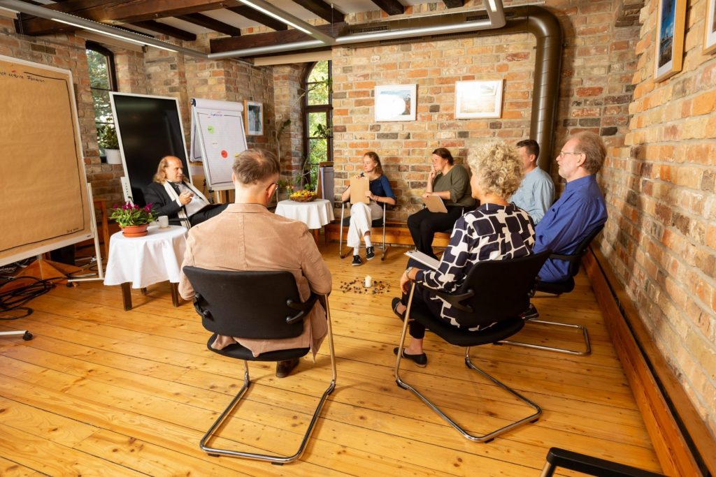 Seminarraum während Veranstaltung mit Blick zur Flipchart