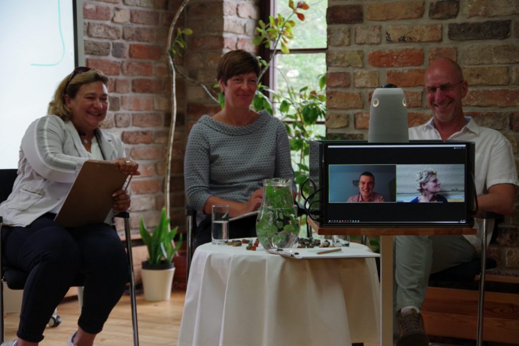 Seminarteilnehmende rund um MeetingOWL und Bildschirme